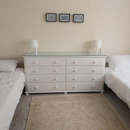 Spacious 2-Bed Apartment In 里辛 外观 照片